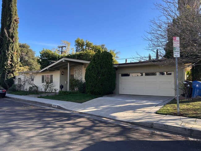 Beautiful 3 Bedroom 3 Bath Encino Ranch St... - Beautiful 3 Bedroom 3 Bath Encino Ranch St... House