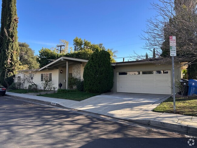 Building Photo - Beautiful 3 Bedroom 3 Bath Encino Ranch St... Rental