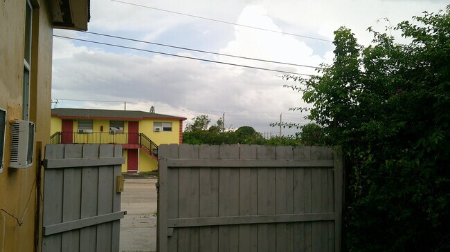 Photo - 900 W 9th St