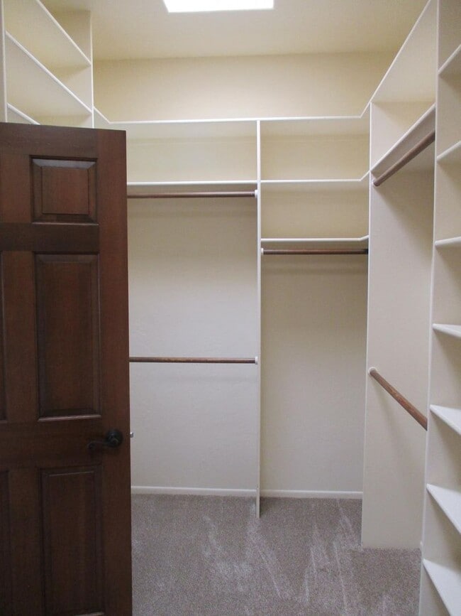 Building Photo - 4 bedroom 2.5 Bath