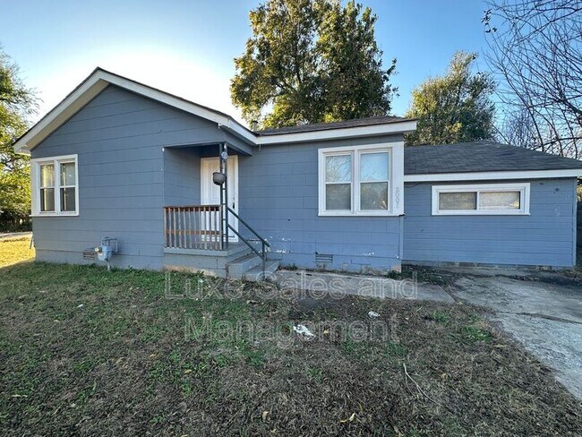 Building Photo - 2001 E Harlow Pl