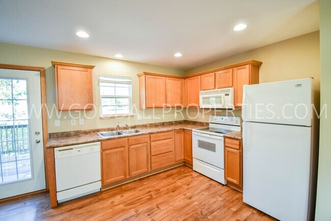 Photo - 2 Bedroom, 2 1/2 Bath Townhome in Urbandale with attached Garage!!!