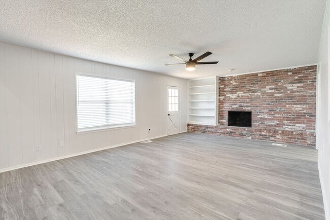 Photo - 11715 N Francis Ave