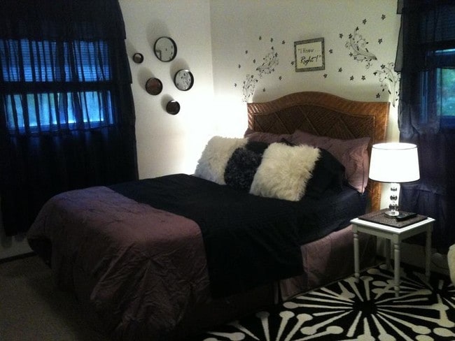 Bedroom - Woodview Village Apartments