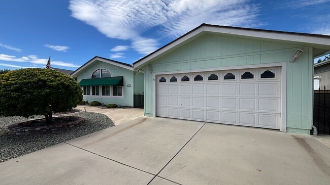 Building Photo - Beautifully remodeled Two Bedroom Two Bath... Rental
