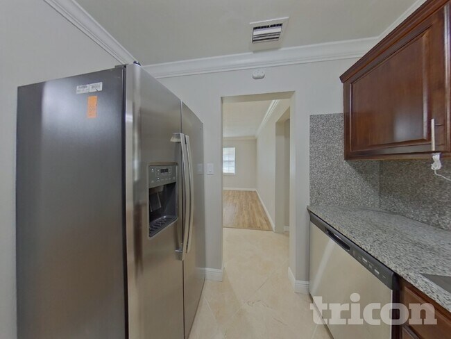 Photo - 2406 Decottes Ave