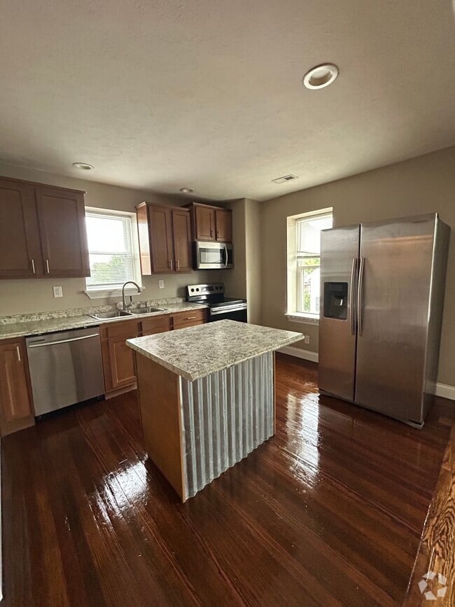 Building Photo - 722 S Spring St Unit 722 S Spring- 4D Rental