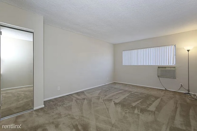 Photo - 400 E Live Oak St