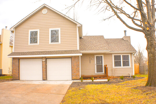 Photo - 1205 E Sleepy Hollow Dr House