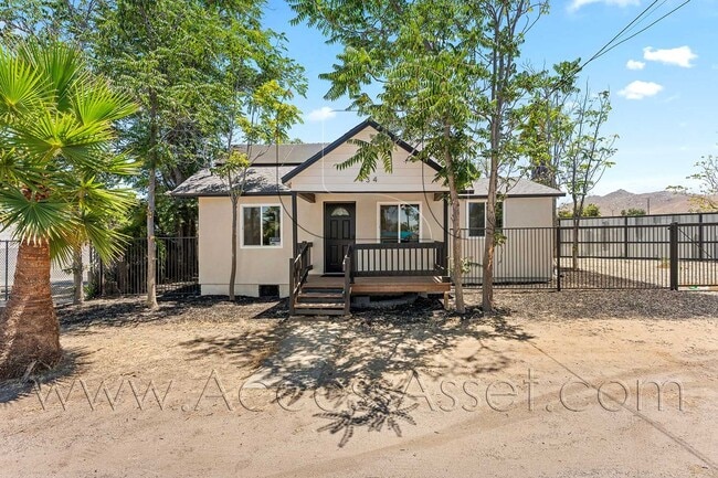 Building Photo - Comfortable 3 Bedroom Home with Private Backyard in Riverside