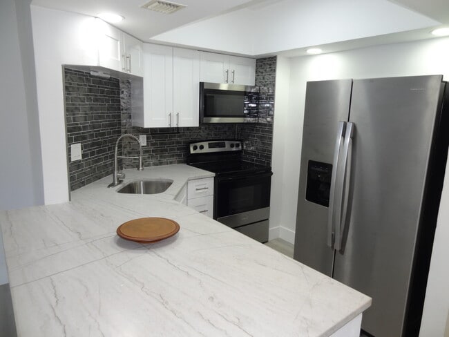 Building Photo - 55 SW 2nd Ave Unit 2090