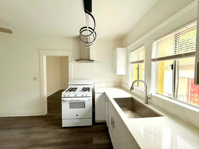 Photo - 1908-1910.5-19105 Daly St Unit 1910.5