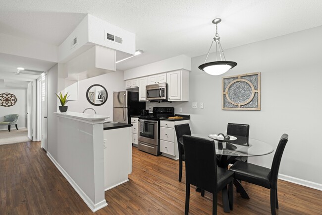 Photo - Franklin Woods - Students: Save up to 10%! Apartments