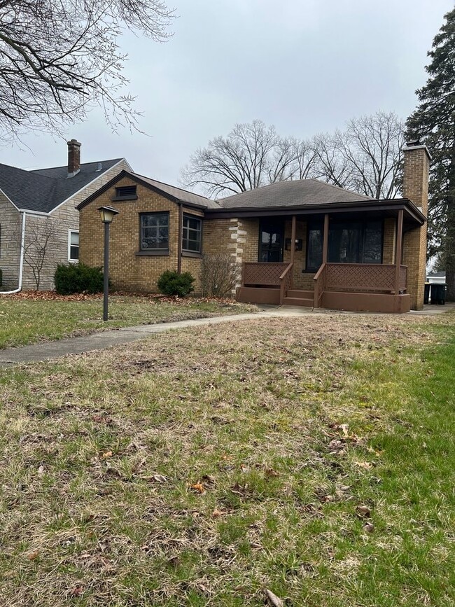 Building Photo - 3 Bedroom 2 Bathroom House in Lansing !!!!...
