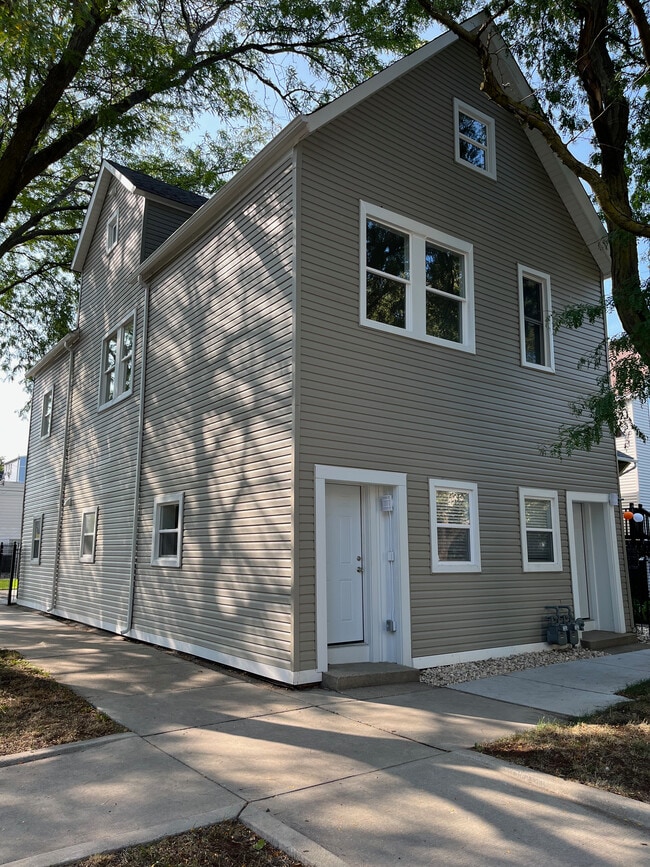 Photo - 3800 N Whipple St Unit 2