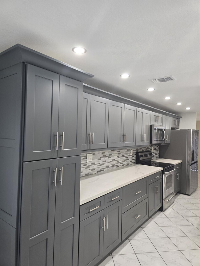 Building Photo - 8236 9th Ct