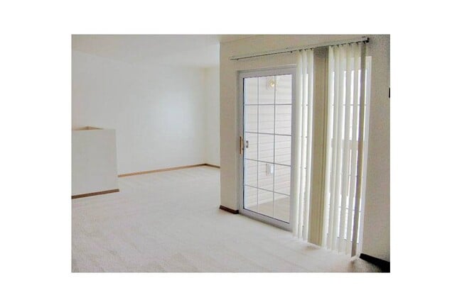 COMMERCIAL SQUARE APTS