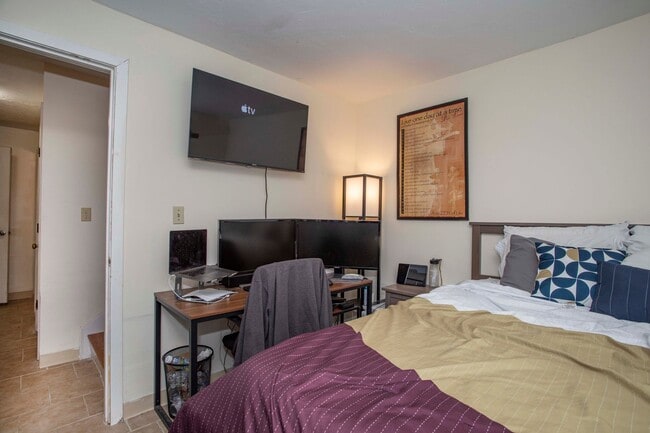 Building Photo - Huge 4 bed 2 bath townhouse near Northeastern with a move in special!