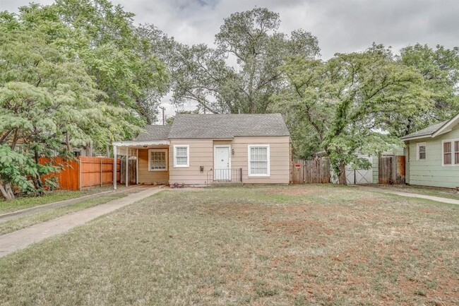 2 Bedroom Home Located In North Overton! - 2 Bedroom Home Located In North Overton!