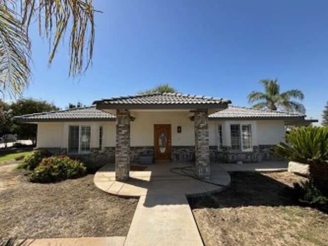 Building Photo - Clean 4 Bedrooms + 2.5 Bathrooms House nea...