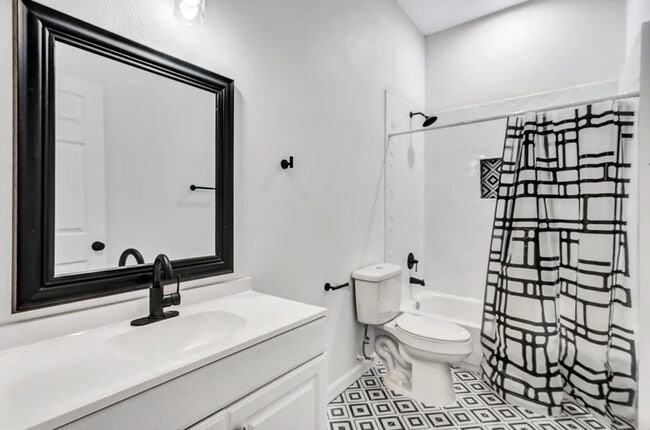 Photo - 817 W 9th St