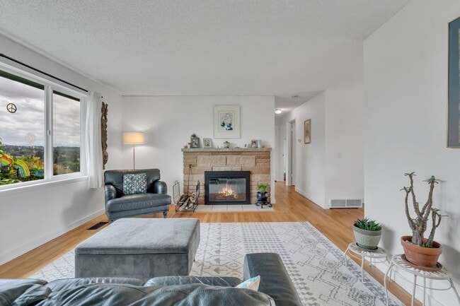 Photo - Panoramic View Living in Des Moines