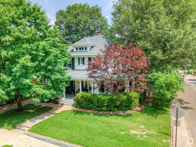 Building Photo - Beautiful 2 story home in the Central Gard...