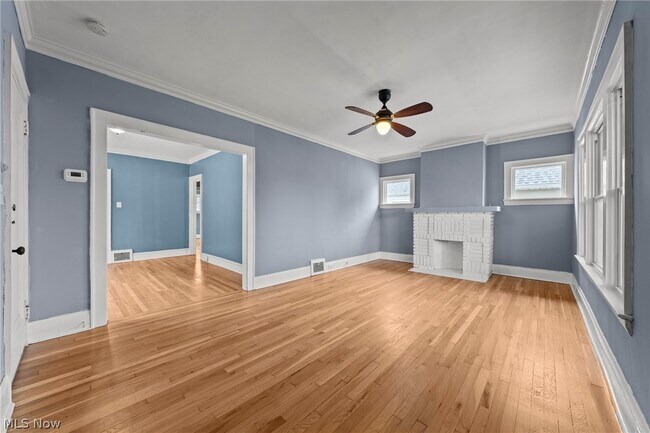 Photo - 2058 Wascana Ave