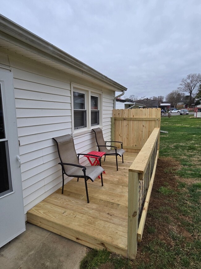 Photo - 1405 Newton St