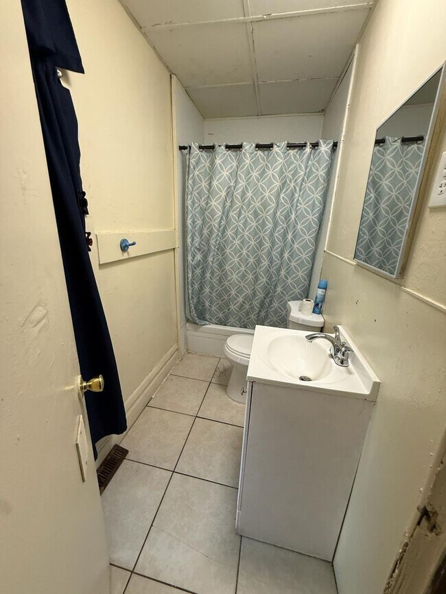109 W National Dr Unidad A (Downstairs front)
