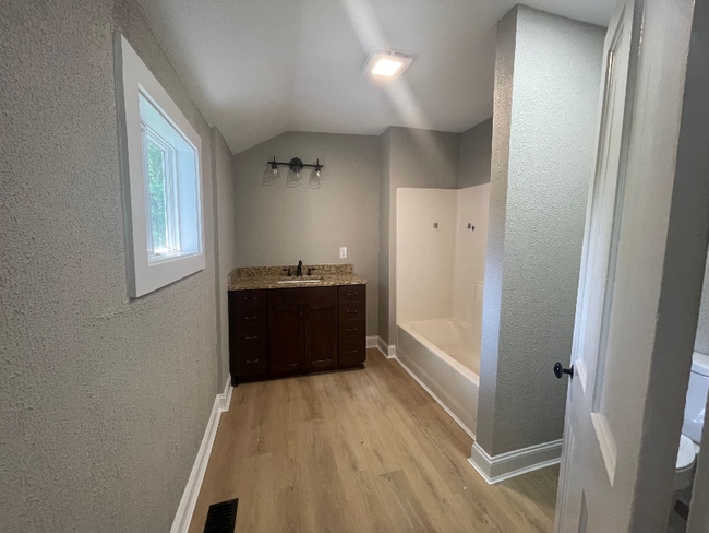 Photo - 412 W 12th St