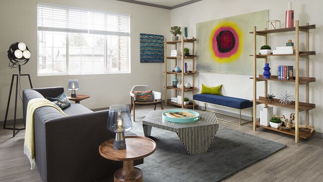 Sala de estar del apartamento con pisos de madera.