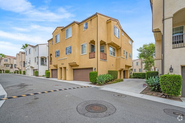 Building Photo - Oceanside 2 Bed 2 Bath Townhome