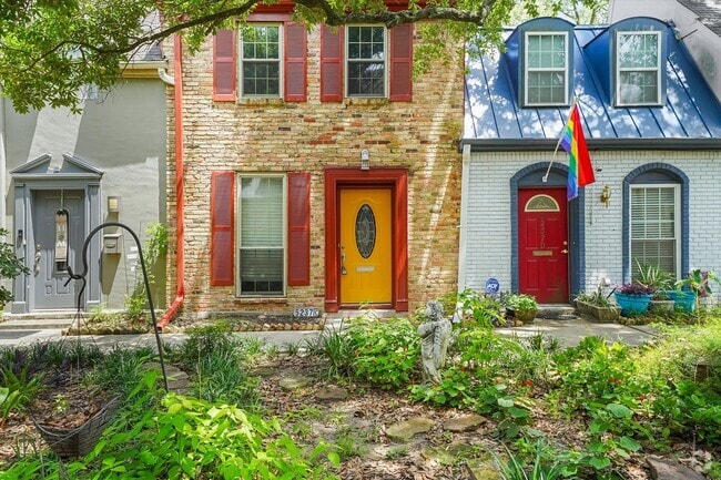 Building Photo - Bright & Updated 2-Bedroom Townhouse in Qu...