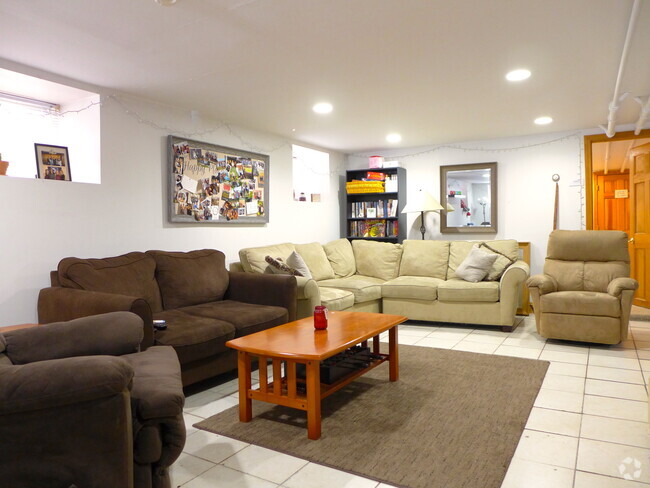 Building Photo - 35 Blenford Rd Unit 1 Rental