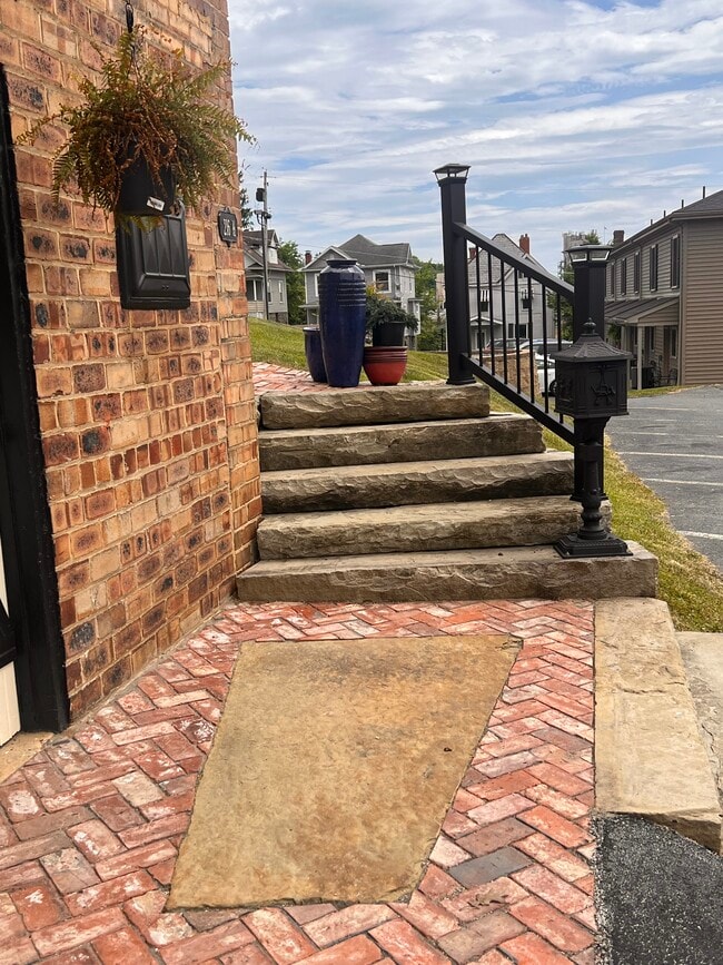 Photo - 213 Locust Ave Unidad Garage Apartment