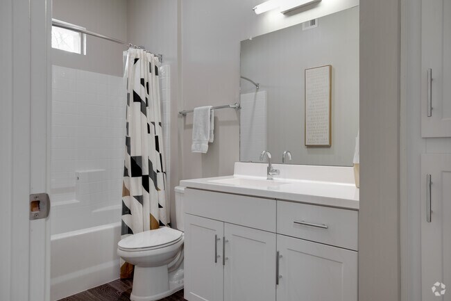 2BR, 2BA - 951SF