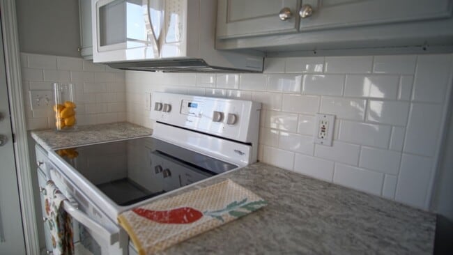 Photo - 3 Bed 2 Bath home with pool and lawncare included for $1850!!!