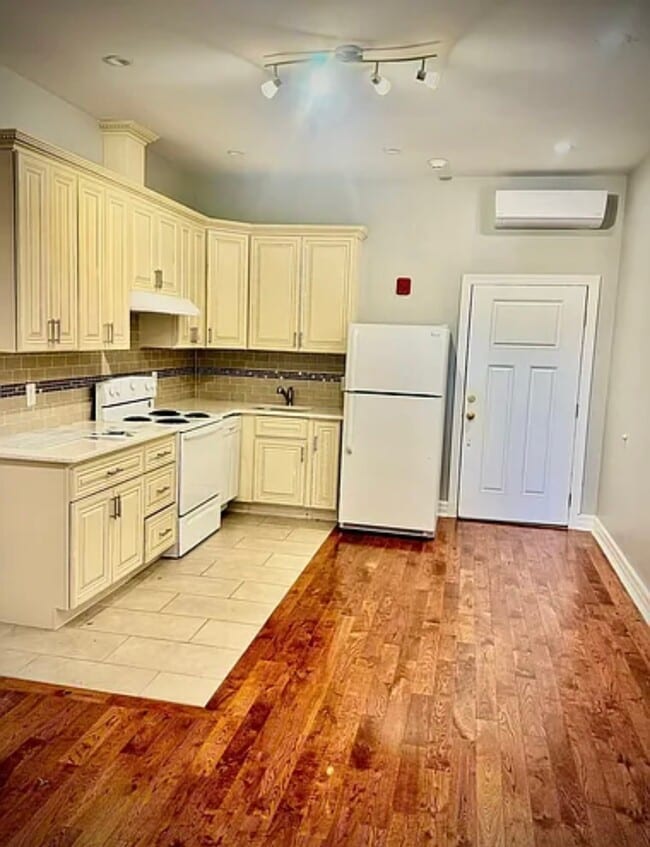 Photo - 662 Bleecker St