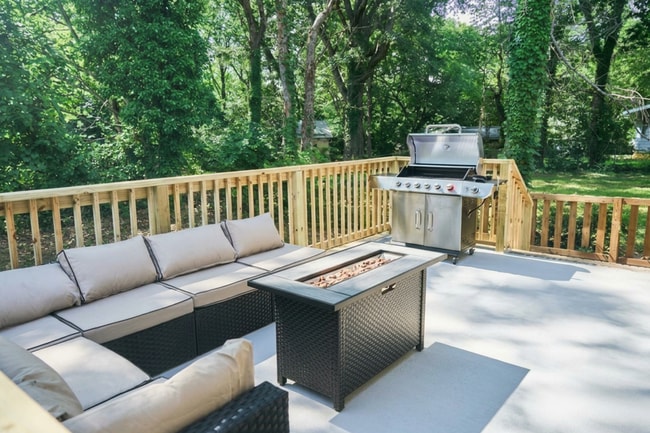 Photo - 1667 Thornton Pl SW