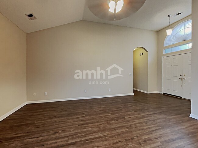 Photo - 525 Amsonia Cir