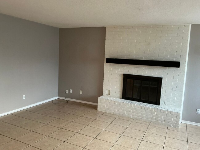 Photo - Updated and ready for move in! Close to OU campus! Community Pool, fenced in courtyard! 3 bathro...