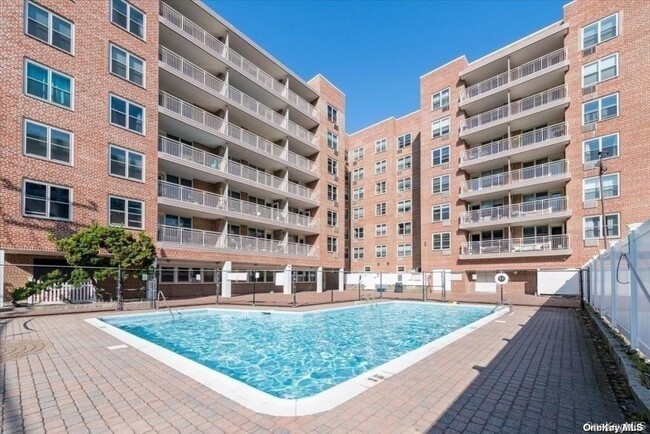 Building Photo - 410 E Broadway Unit 6J Rental