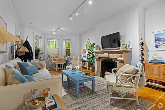 Building Photo - 72 W Rutland Sq Unit 1 Rental