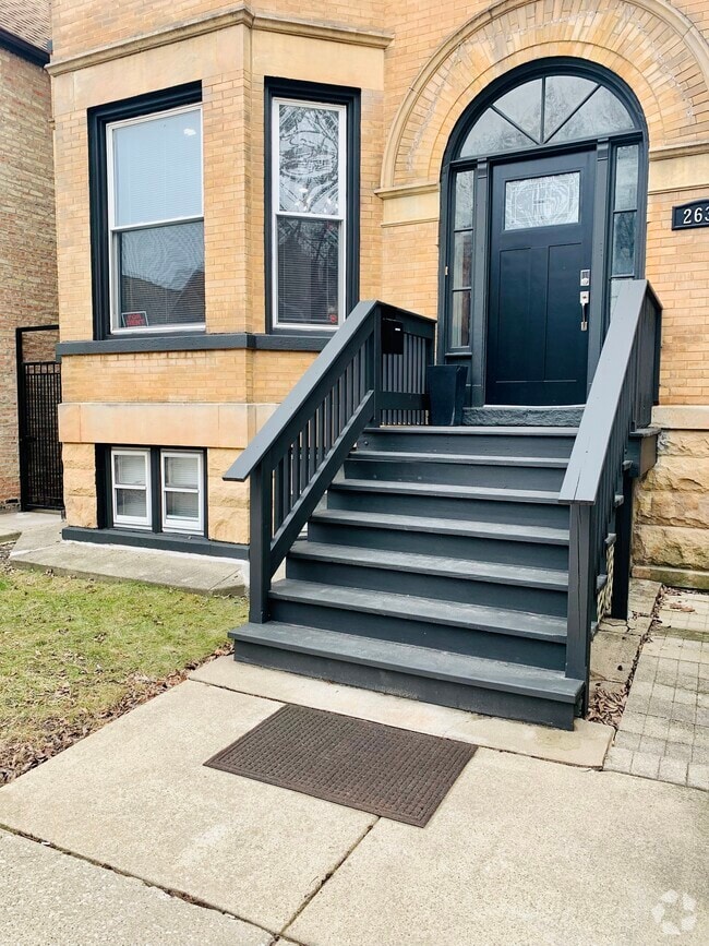 Building Photo - 2637 W Walton St Unit 2nd floor Rental