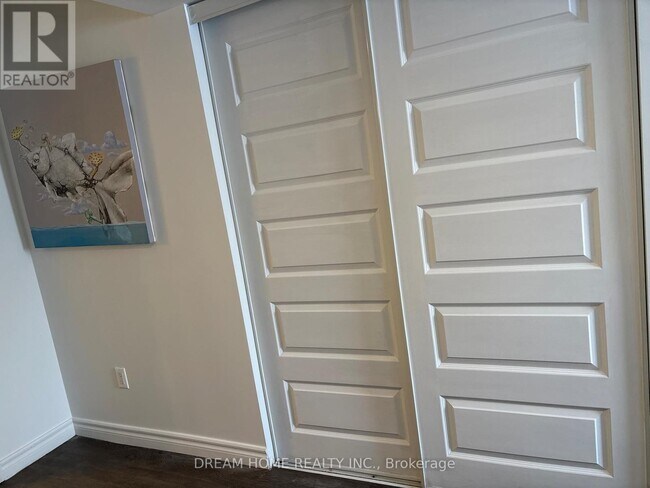 Photo - 850 Clarkson Rd S