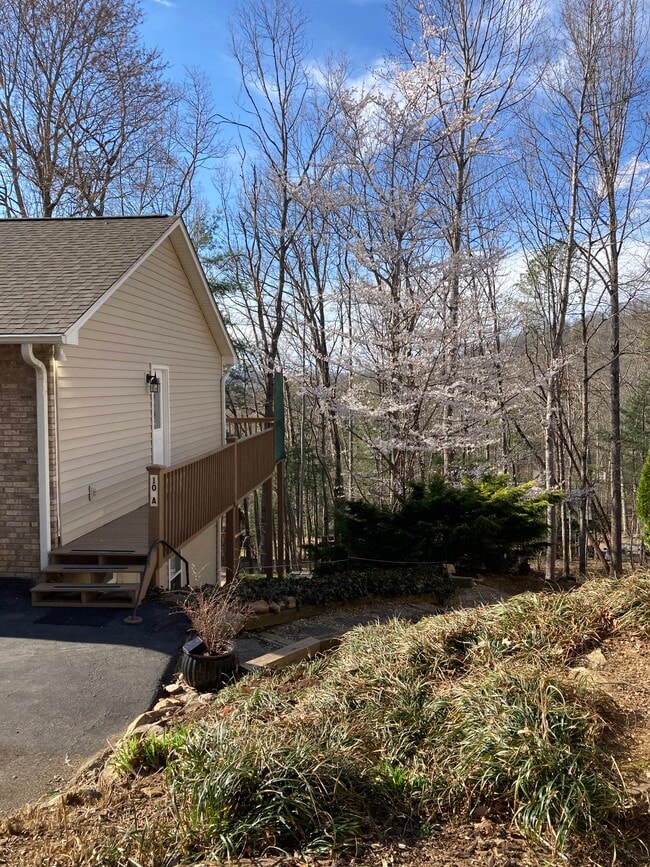 Acceso a nivel de calle desde ambos niveles. - 10 Hillsboro Dr