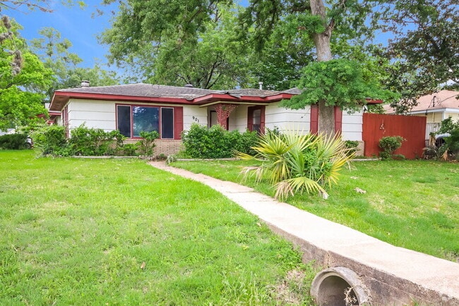 Building Photo - 901 Westmont Dr Rental