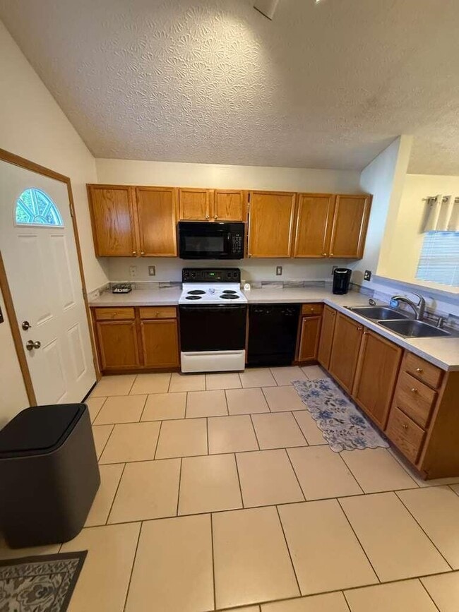 Photo - 8282 Mira St