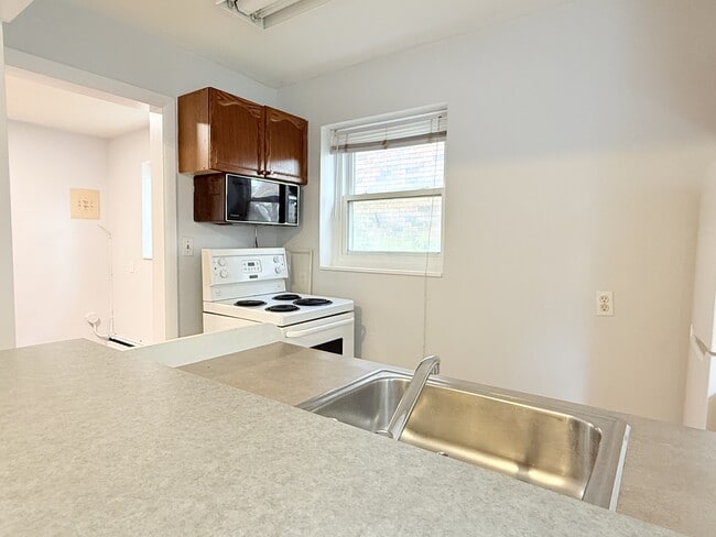 Building Photo - 1590 Ouellette Ave Unit 102